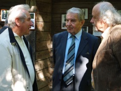 Erikos Straigytės nuotraukoje: (iš kairės) žurnalistas Jeronimas Laucius Vaižganto tėviškėje su dviem Vaižganto premijos laureatais- poetu Justinu Marcinkevičiumi ir rašytoju Rimantu Vanagu